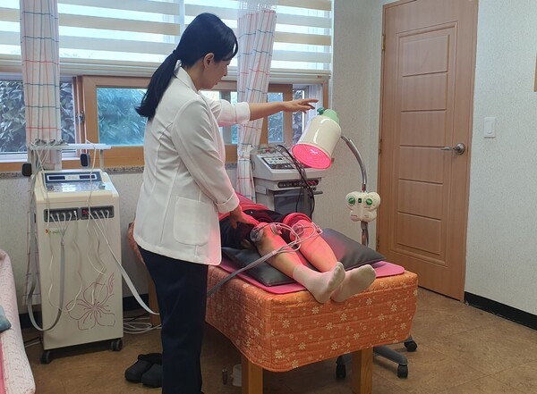 영암군서보건지소 물리치료[사진=영암군보건소 제공]