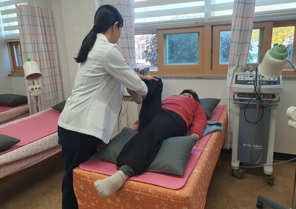 영암군서보건지소 물리치료[사진=영암군보건소 제공]