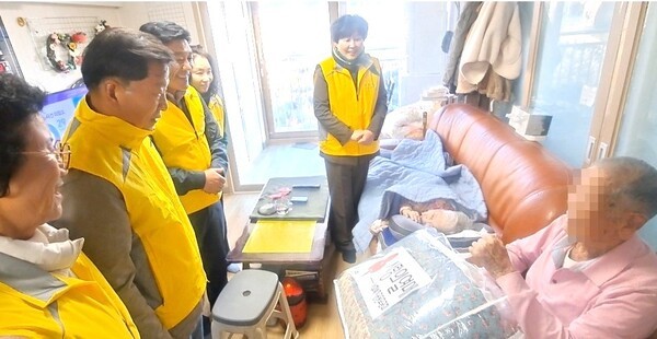 나주시 산포면지역사회보장협의체는 지난 25일 겨울철 추위에 취약한 저소득층에게 겨울 이불을 전달하는 ‘따뜻한 이불 한 장, 산포면 겨울을 품다’ 이불 지원 사업을 실시했다. [사진=나주시 제공]