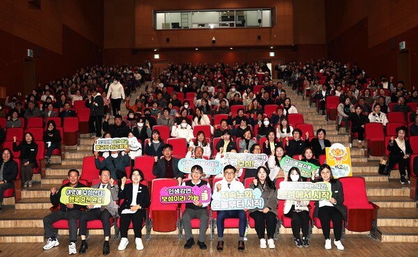 보성군민은 오늘부터 건강하고 행복한 저속노화 시작_‘저속노화 오늘부터 시작’이라는 퍼포먼스를 하고 있다.[사진=보성군 제공]