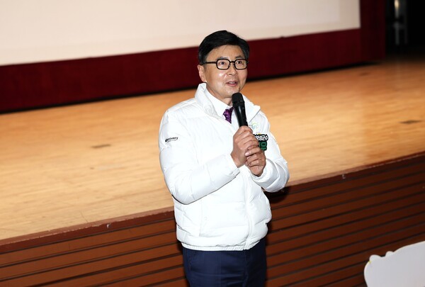 김철우 보성군수가 ‘제379회 보성자치포럼’에서 인사말을 전하고 있다.[사진=보성군 제공]