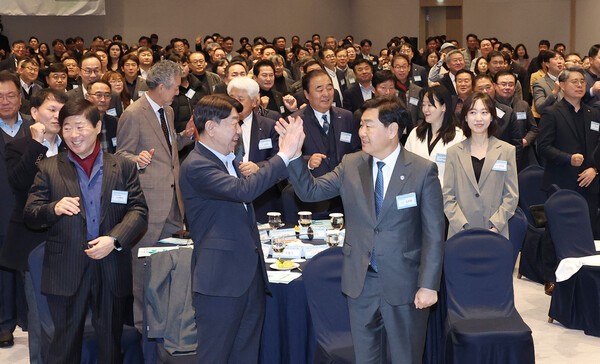 전주 라한호텔에서 도내 중소기업 CEO, 소상공인, 유관기관 관계자 등 400여 명이 참석한 가운데 '2025년 제3회 CEO 지식향연'을 개최했다.[사진=전북자치도 제공]