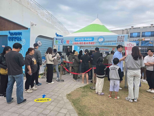 사진은 완도치유페이를 신청하기 위해 관광객으로 붐빈 현장 안내소[사진=완도군 제공]