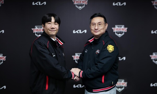 <b>양현종</b>, '영원한 호랑이' 세 번째 FA 계약…2+1년 총액 <b>45억 원</b>에 KIA 잔...