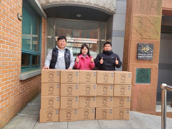 신안 이지팜 이지훈 대표, 새해 맞아 지역 아동에 상추 100박스 기부 - 뉴스 썸네일 이미지