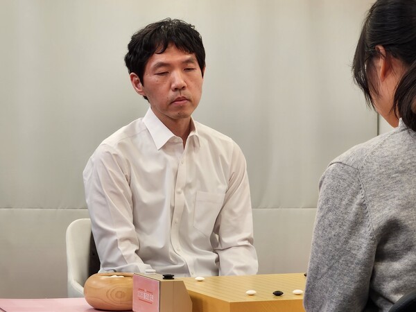 세대의 벽 허문 반상의 사투, 이창호 대 김채영 블리츠 오픈 우승컵 격... - 뉴스 썸네일 이미지