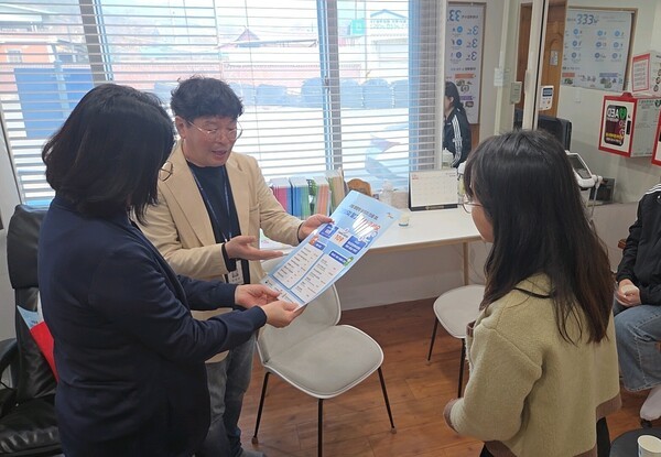 곡성군 정신건강복지센터에 관계자들이 자살예방 홍보에 나서고 있다.[사진=곡성군 제공]