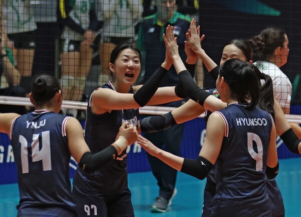 한국 <b>여자배구</b>, <b>AVC컵</b> 4전 전승 4강 진출…호주 3-0 완파