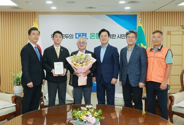 대전시, 성심당에 시정발전 유공 감사패..."대전 대표 향토기업, 지역과... - 뉴스 썸네일 이미지