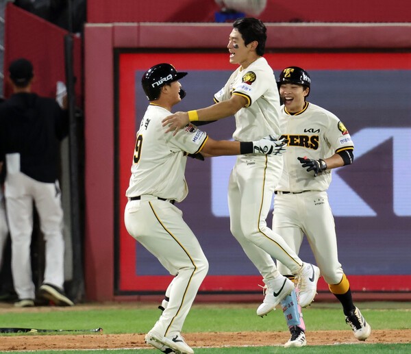 한화, 14일 만에 웃었다…노시환 150호 <b>홈런</b> 앞세워 9연패 탈출