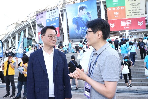 "공연의 열기 뒤 안전까지"…민경선 시장, <b>임영웅 콘서트</b> 현장 직접 점...