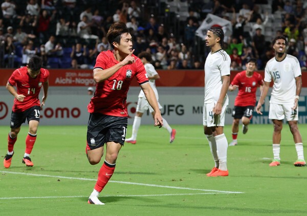 <b>신민하</b>·<b>김명준</b> 헤더 <b>연속골</b>…한국, 사우디 2-0 제압하고 D조 1위로 8강행