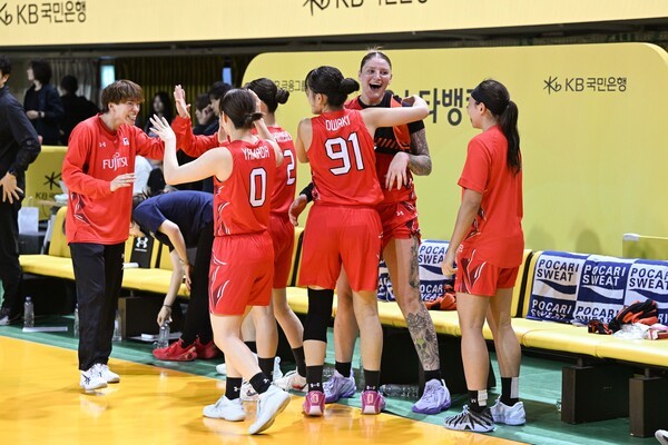 [<b>박신자컵</b>] <b>후지쯔</b>, 우리은행 78-71 제압…<b>박신자컵</b> 3년 연속 정상