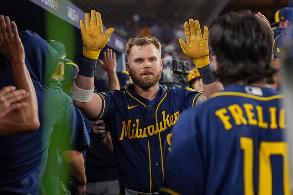 <b>밀워키</b>, 다저스 6-2 꺾고 <b>NLCS 3연승</b> 질주…WS 진출까지 1승 남았다