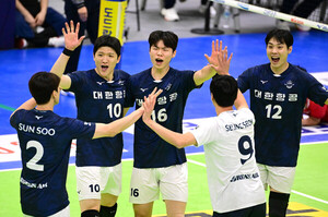 <b>대한항공</b>, <b>한국전력</b> 잡아내고 선두 현대캐피탈 1점차 맹추격
