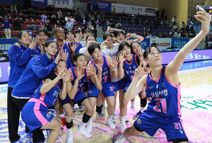<b>삼성생명</b>, 선두 <b>BNK</b>에 17점 차 대승