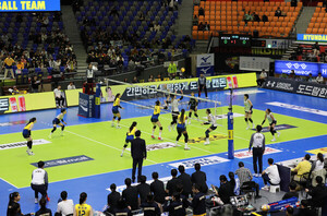 여자<b>프로배구</b> <b>현대건설</b>과 한국<b>도로공사</b>의 맞대결
