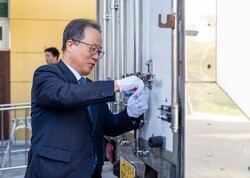 김석준 교육감 10일 부산 도착한 수능문답지 확인